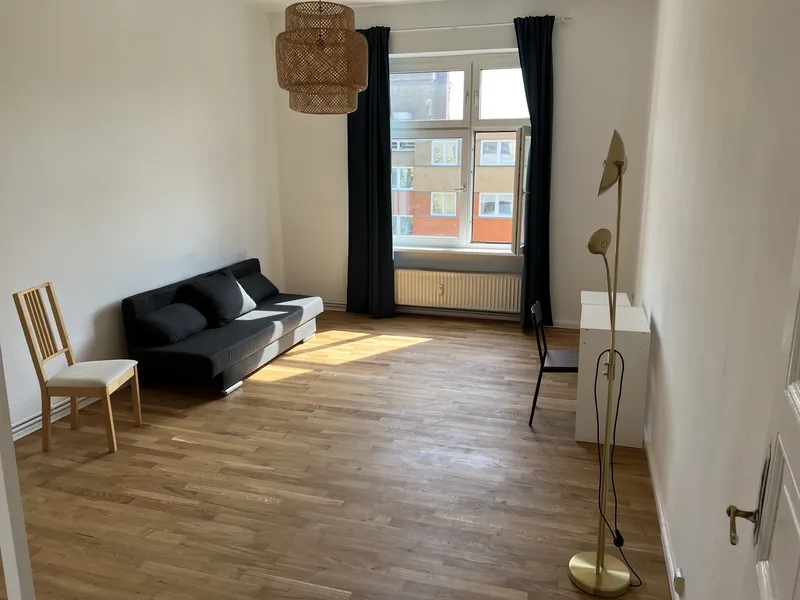 Oak flooring, bright apartment for rent with real furniture — photo 1